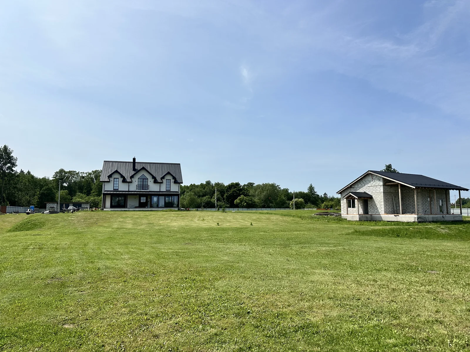Большая зелёная лужайка и оба здания на территории Kleinhof